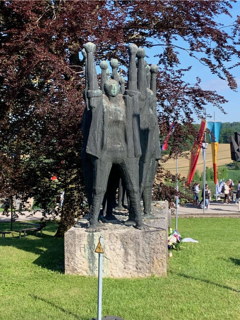 Monumento ai caduti ungheresi di Mauthausen.jpg